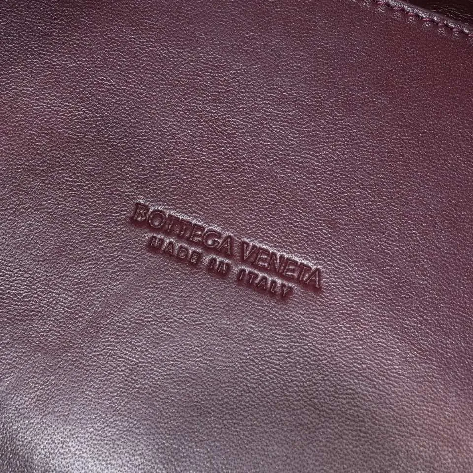 Batch 2600 BottegaVeneta What can be packed in the new bowling bag? Have you got the new bowling bag? Super large capacity ~ The key is low-key, simple and casual style ~ the fashion sense is not reduced at all. It combines BV's classic woven elements and can also be used for computers. The length of the shoulder straps can be adjusted. It is suitable for tall girls to carry. Boys also have a sunny back☀️ Style number: 7466# Size: 28*21*16